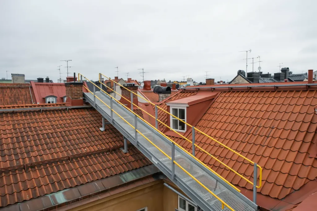 montering av takbrygga p sekelskifteshus i s dermalm stockholm